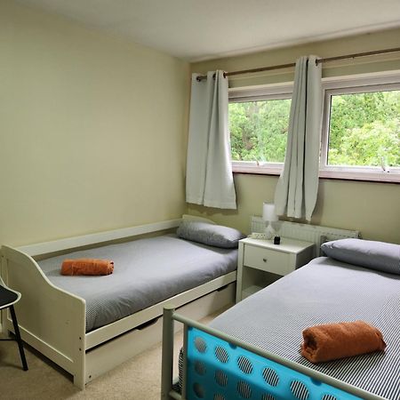 Twin Room In Crawley,Gatwick,West Sussex Ifield エクステリア 写真