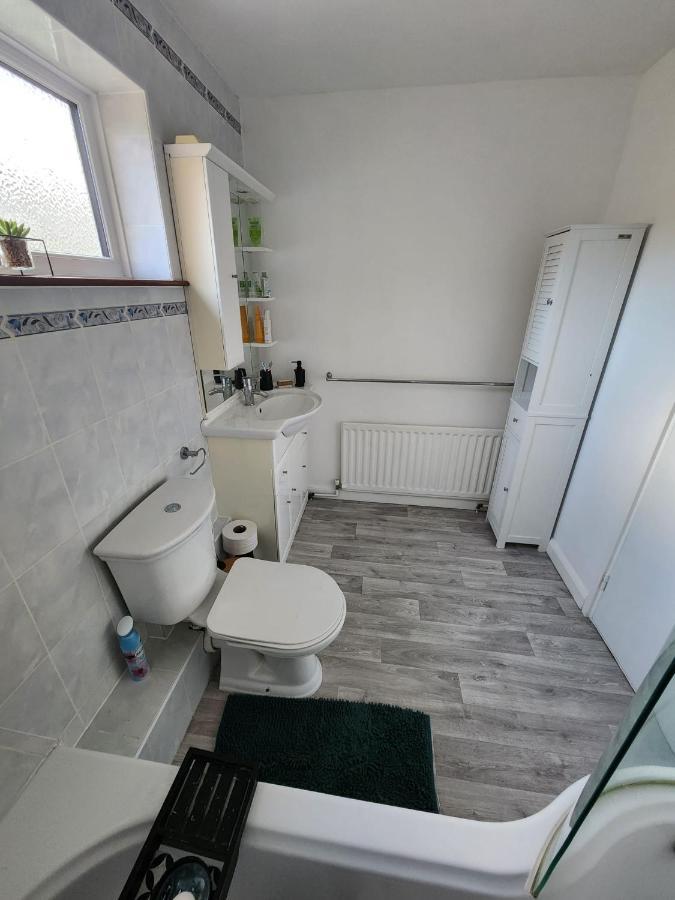 Twin Room In Crawley,Gatwick,West Sussex Ifield エクステリア 写真