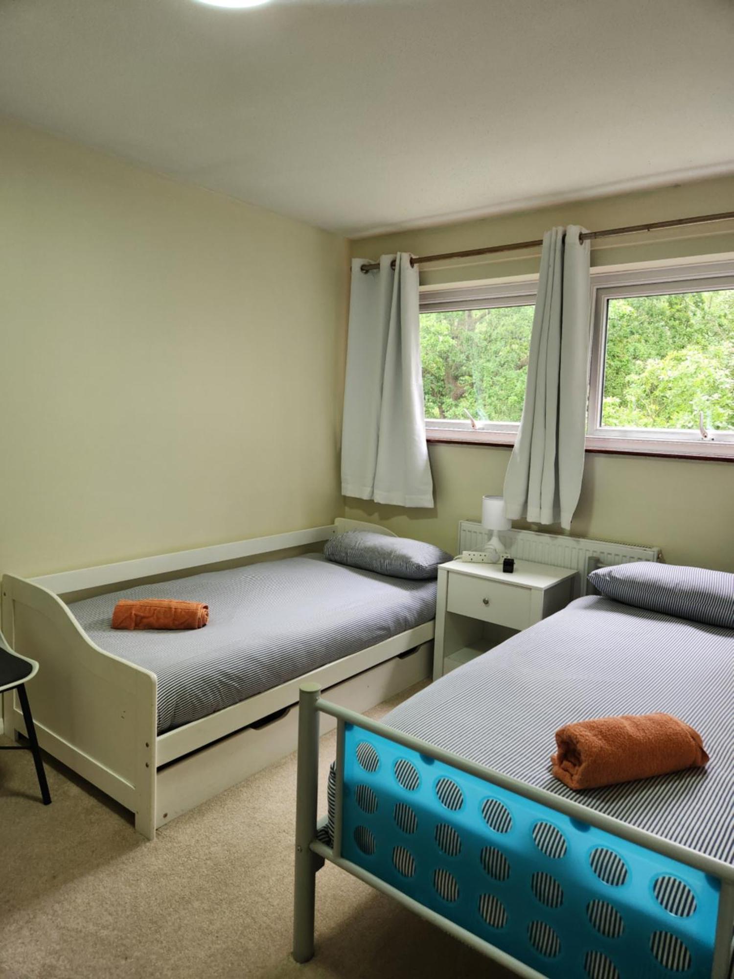 Twin Room In Crawley,Gatwick,West Sussex Ifield エクステリア 写真