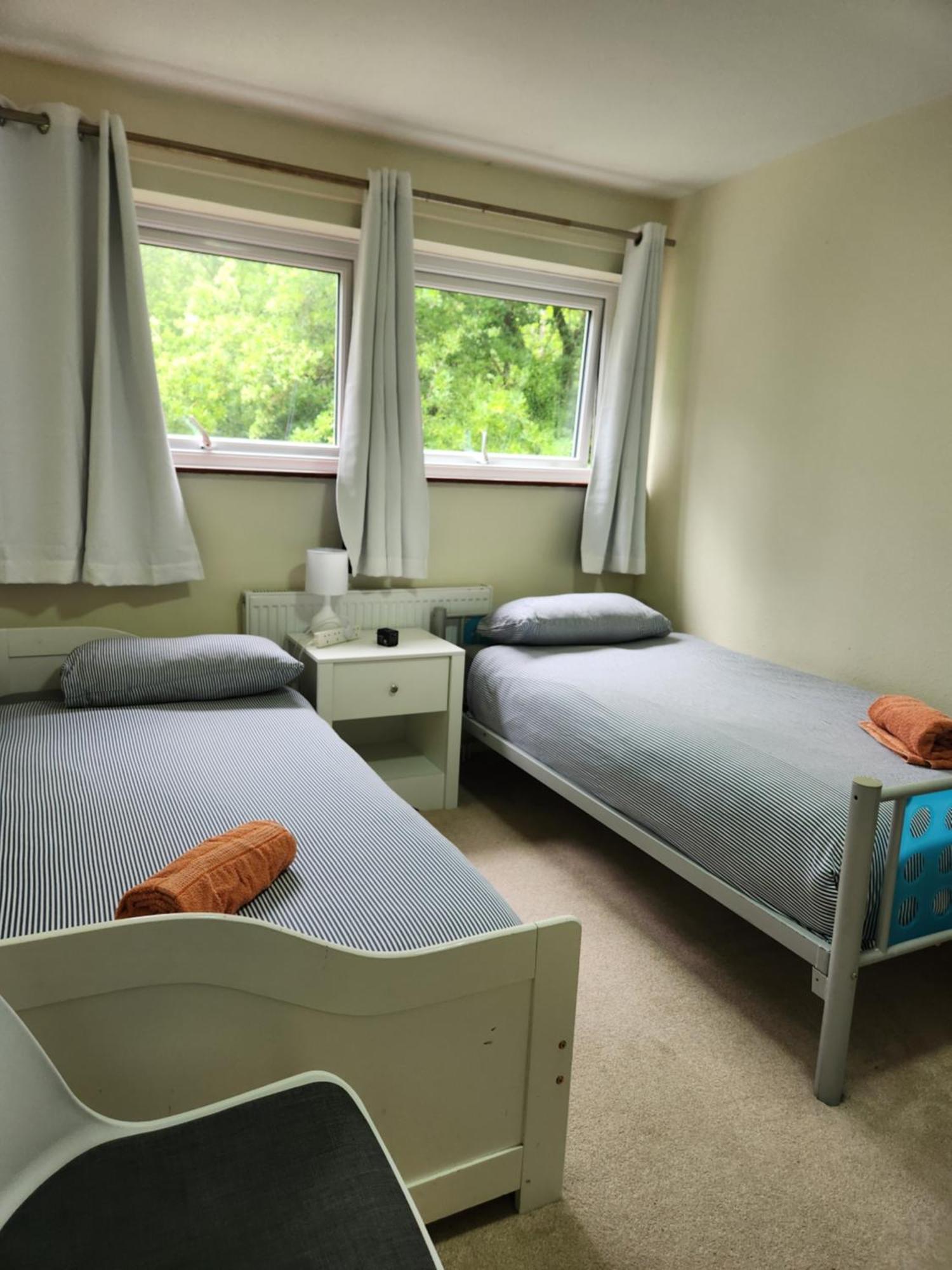 Twin Room In Crawley,Gatwick,West Sussex Ifield エクステリア 写真